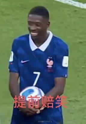 be like: 法国队获得点球时，登贝莱站在点球点从容的应对巴拉圭多人干扰,并