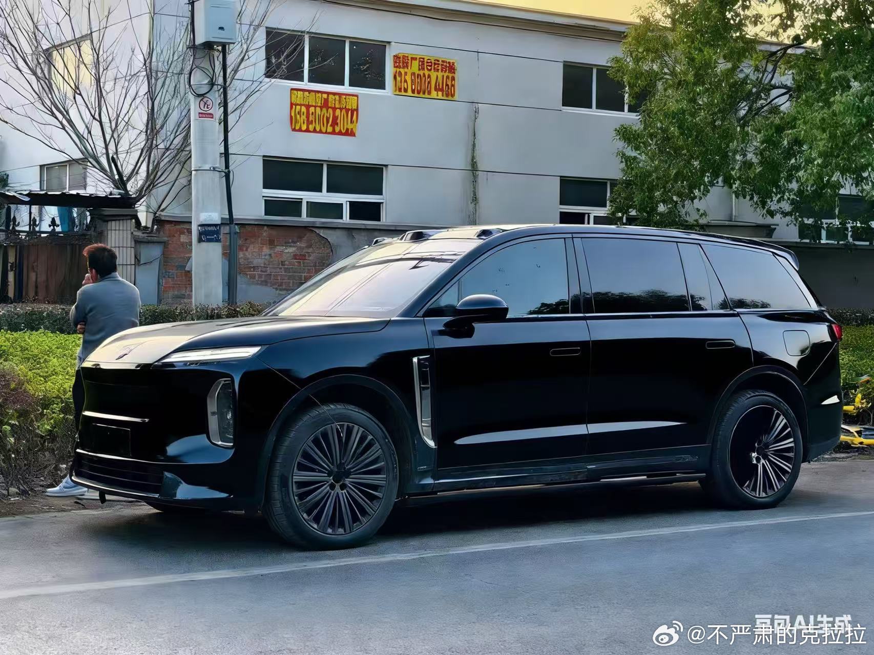 根据图二 群友用豆包得到了图一我有个细节没看到：这车有踏板那得配个 23 寸的轮