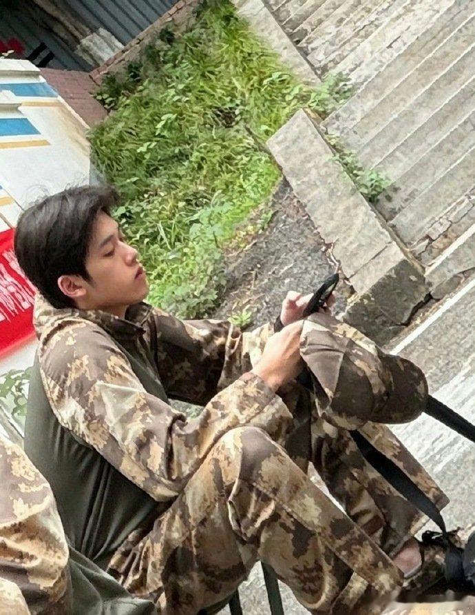 官俊臣这透明的一生穿上迷彩服气质都变了，青春大学生开始军训了官俊臣开始大学军训了
