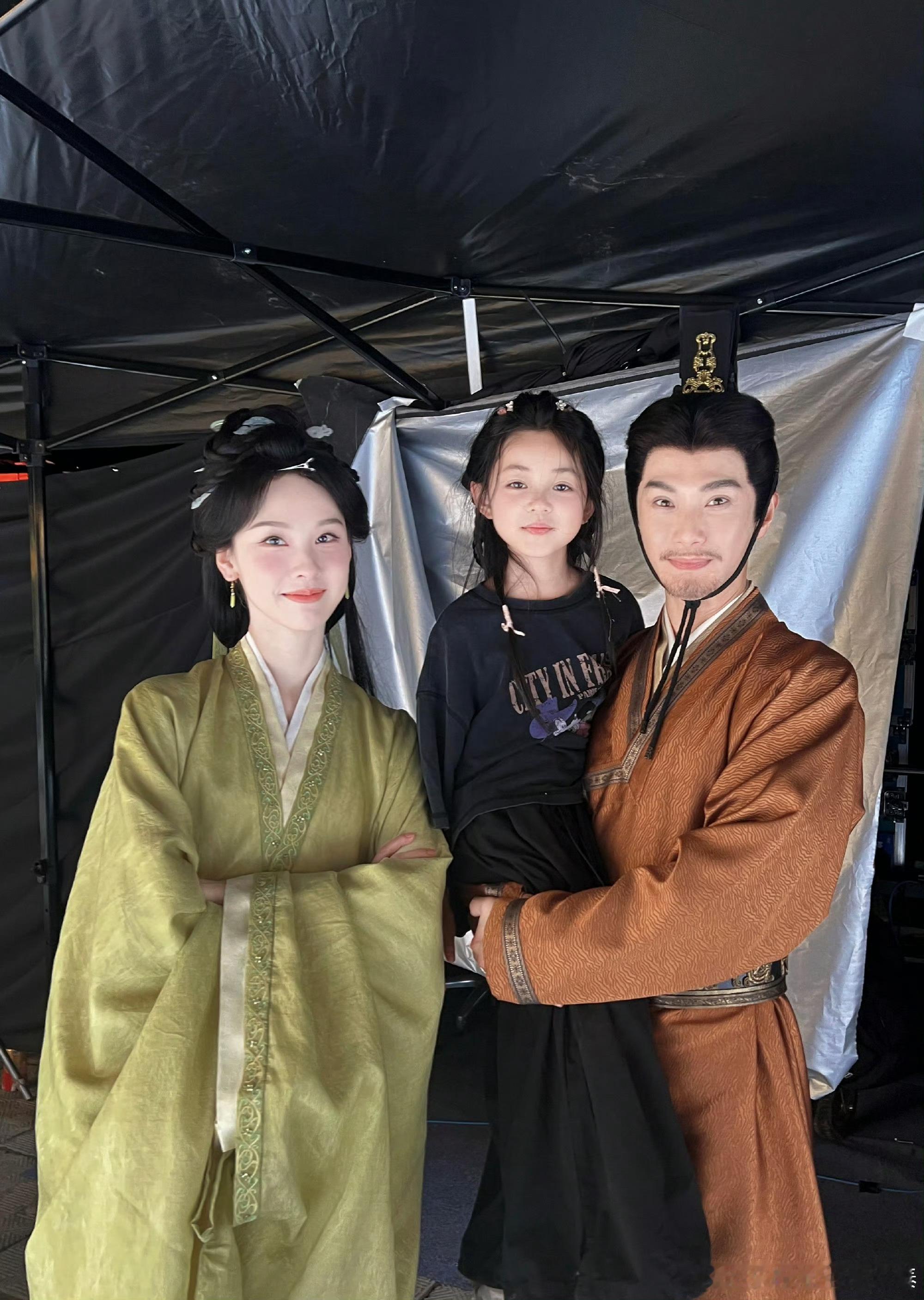 原来陈都灵旁边站的，就是当年给于歪正骨的那位哈哈哈哈…完美闭环了了