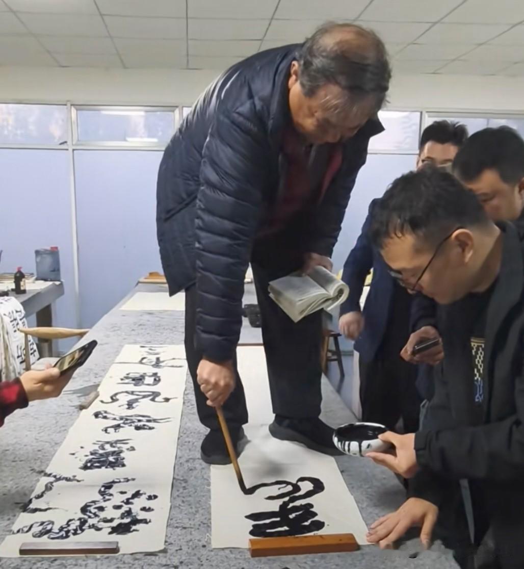 现在这大街上，真是走两步就能碰见个“大师”，这名头早就烂大街、不值钱了！

为了