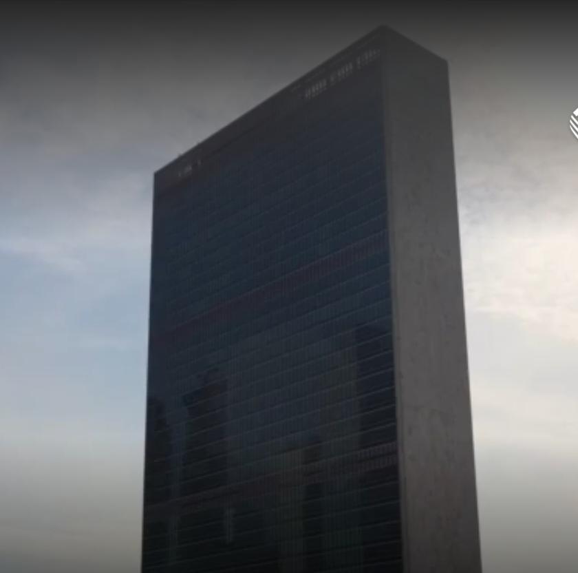 伊朗街头，反美巨幅海报与车流交织，德黑兰的城市景观在雪山映衬下格外醒目。伊朗总统