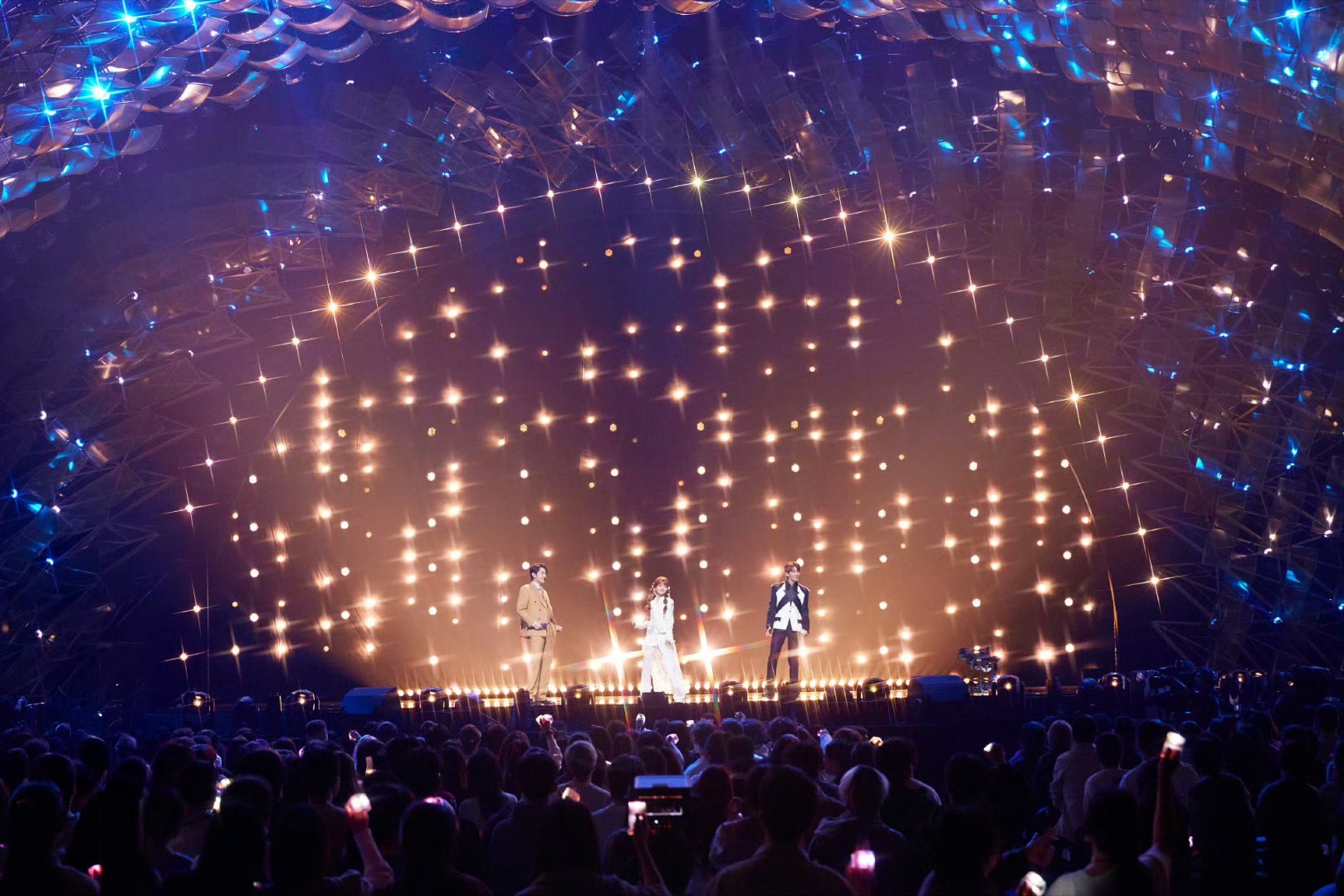 《声生不息》这个舞美真的绝了，首演剧照每个人都很闪耀。