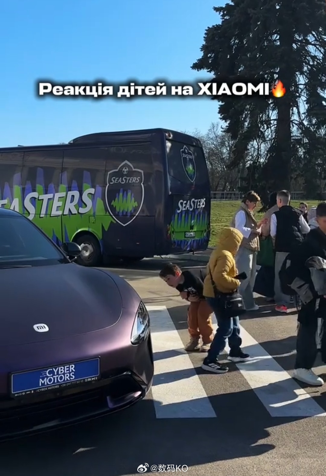 小米su7被国外小孩哥围观，好产品，就是纯粹。 