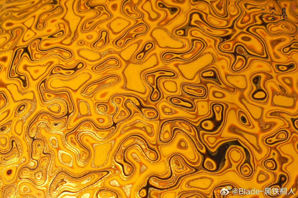 今天给大家上金漆葫芦，这个限量5个，太难做了，用的天然葫芦刷了几十道大漆，细节丰