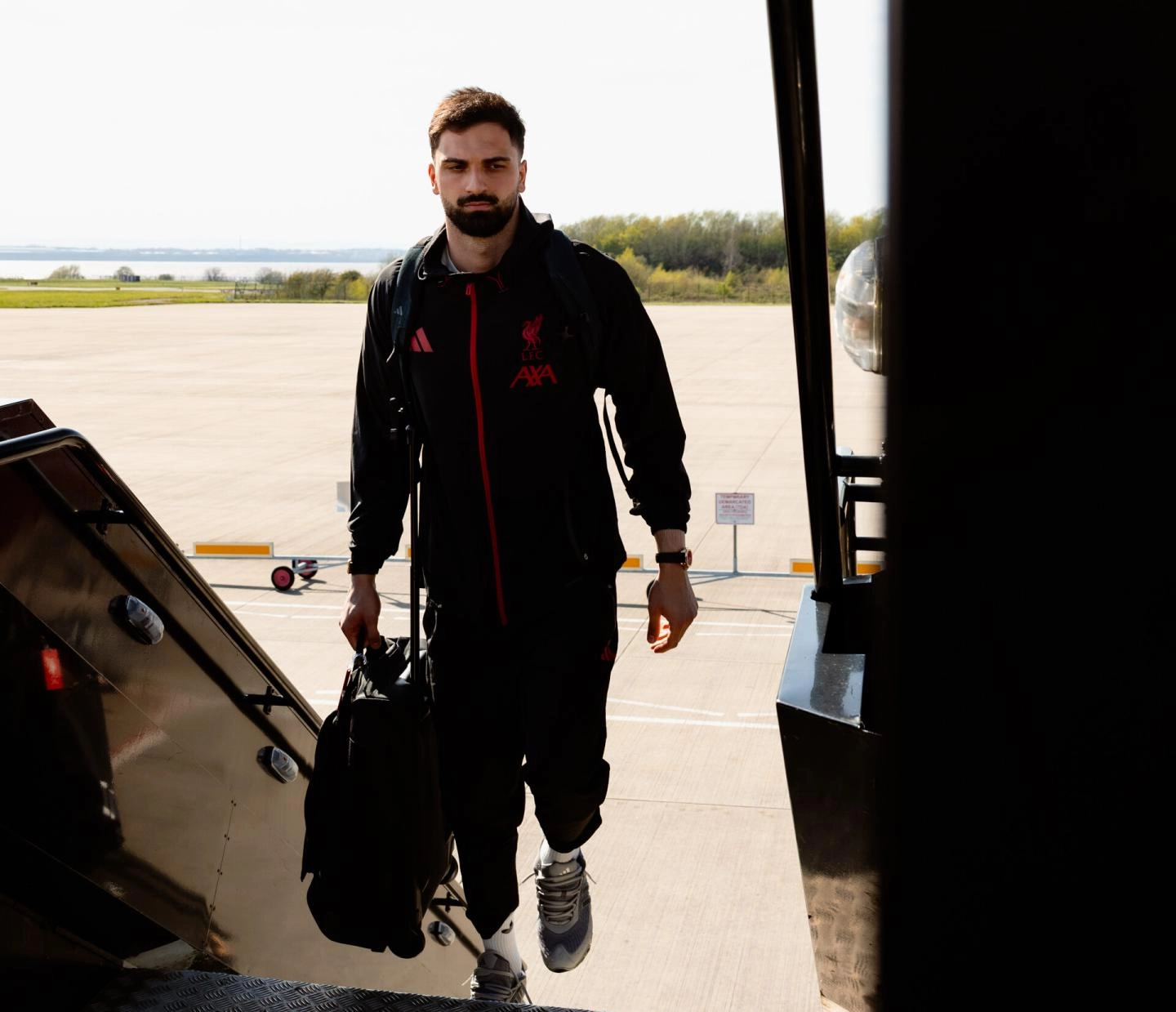 出征21人名单：Gomez, Van Dijk, Konate, Kerkez,