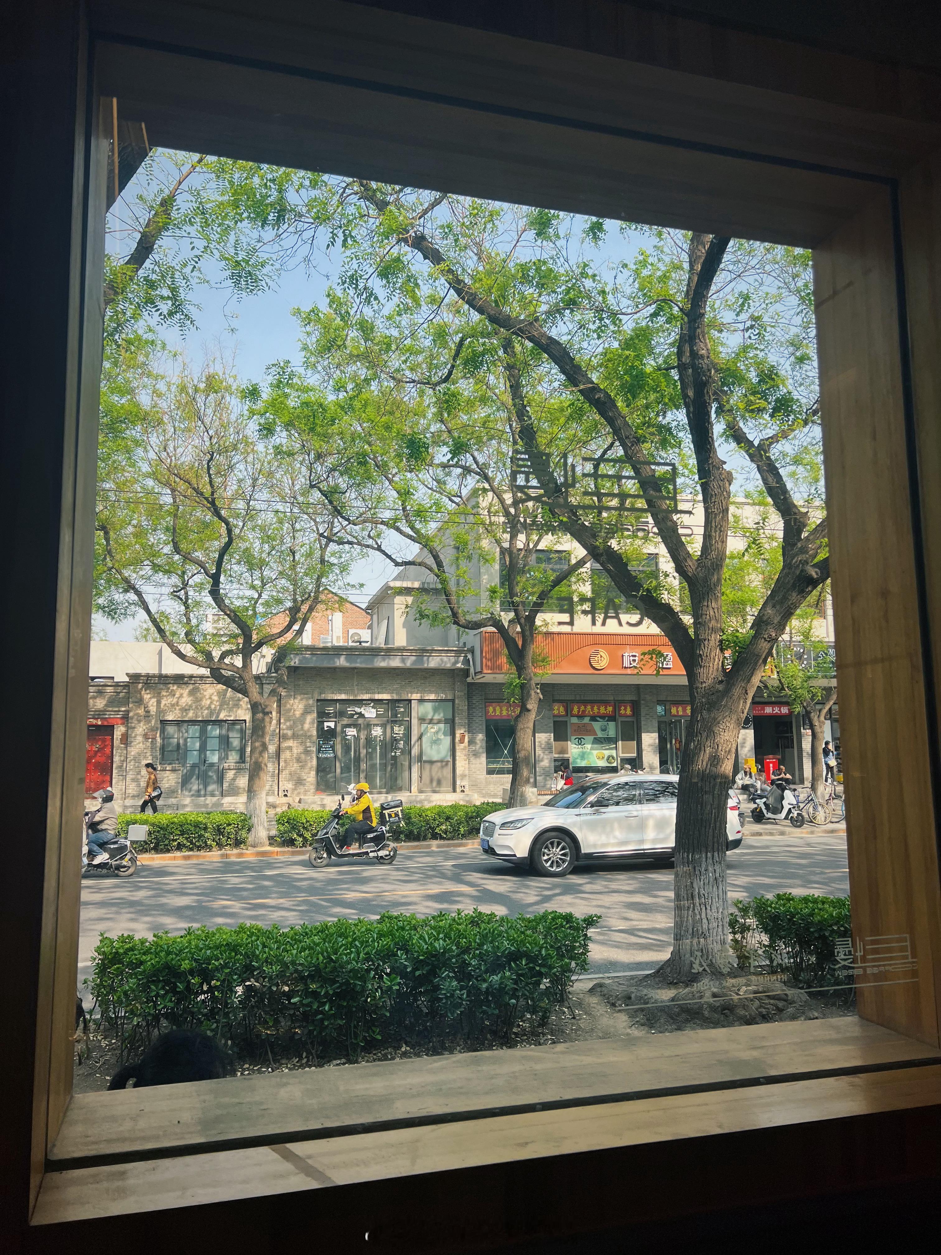 春天在街边晒太阳喝咖啡 看看保留完好的老北京街景 周末就要好好享受没有意义的时刻