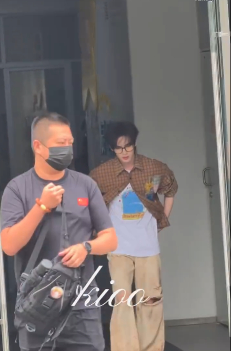 丁程鑫美拉德格纹衬衫黑框眼镜丁程鑫完全男大 丁程鑫完全男大，丁程鑫美拉德格纹衬衫