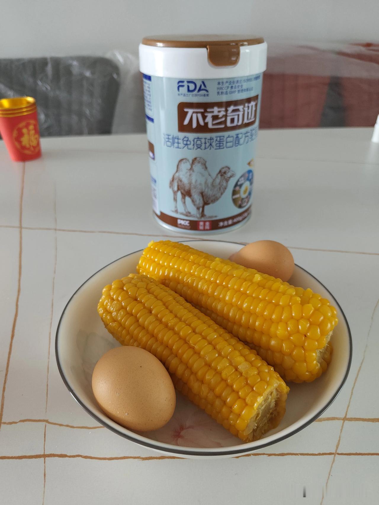 今日早餐打卡
 
简简单单一顿家常早餐，吃得舒服又开心。盘子里两根软糯的黄玉米，