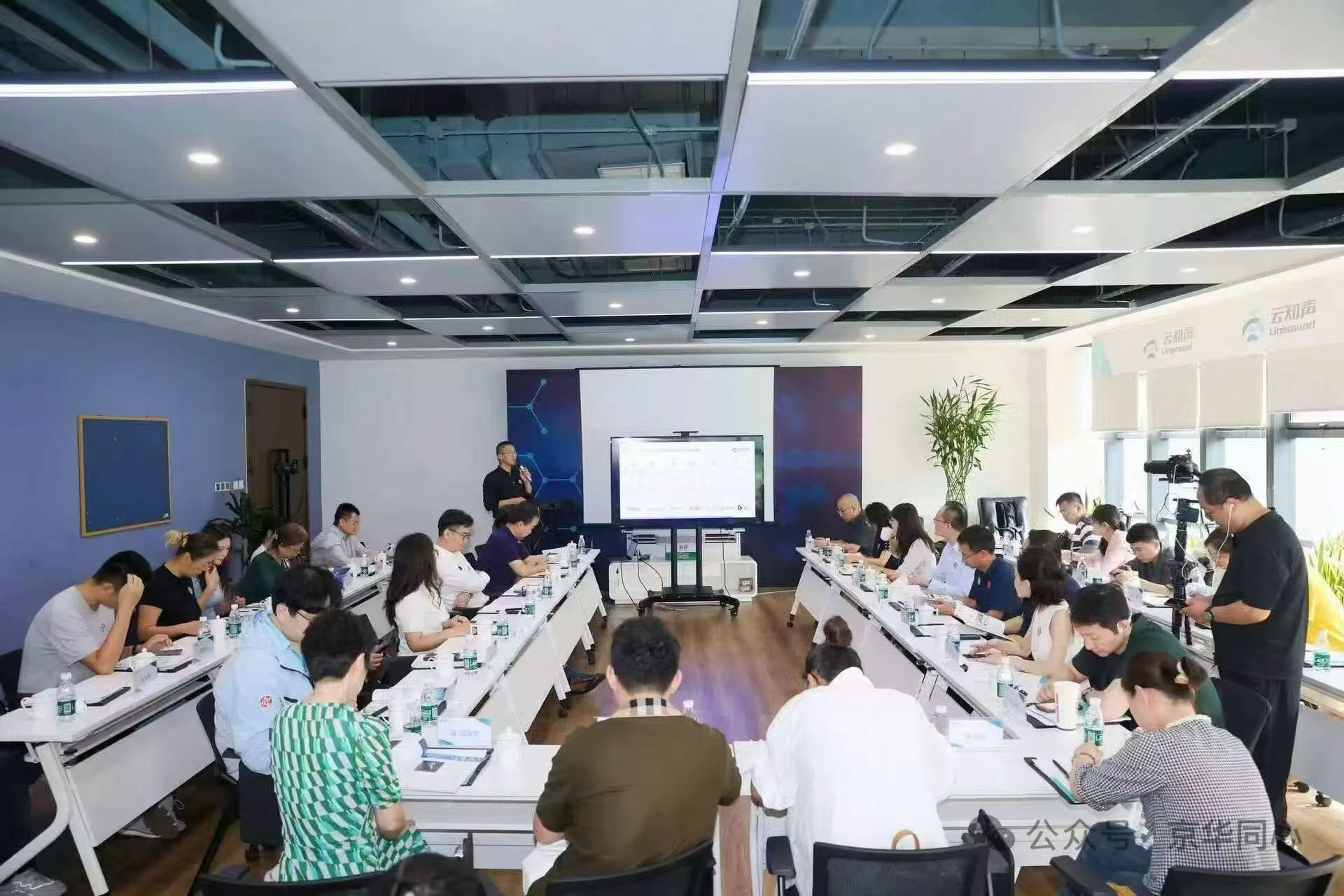 同心之旅 复兴有我黄伟提出AI发展要顶住外界质疑持续深耕，用医疗大模型助力基层医