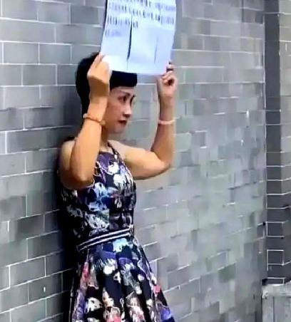 顺德街头这一幕，真是把人性这点东西给扒了个精光。一女的举个牌子：“我有七百万，找