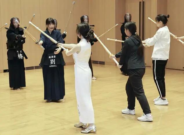 坐不住了！日本紧急出招缓和中日关系！日本驻华使馆主动面向国内民众开办剑道体验活动