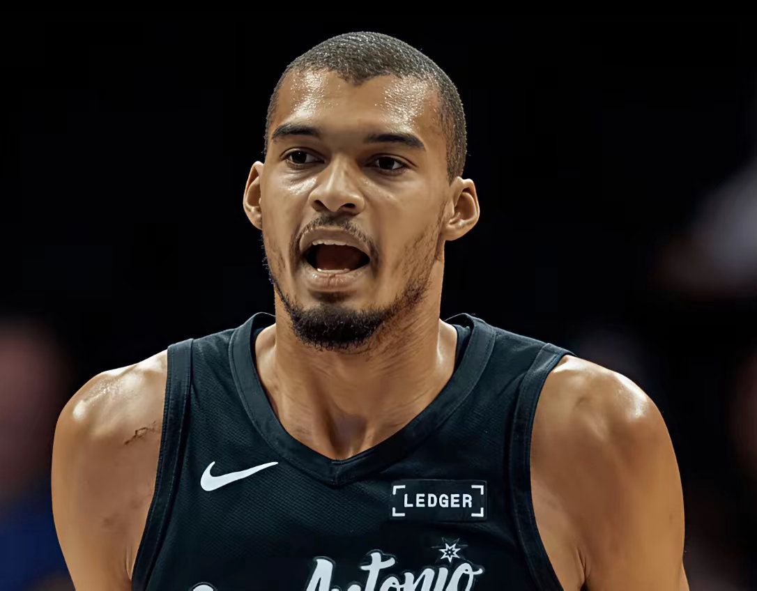 伤情已定，文班确诊为肋骨挫伤，核磁共振结果正常，无大碍。这意味着他不会缺席太久，