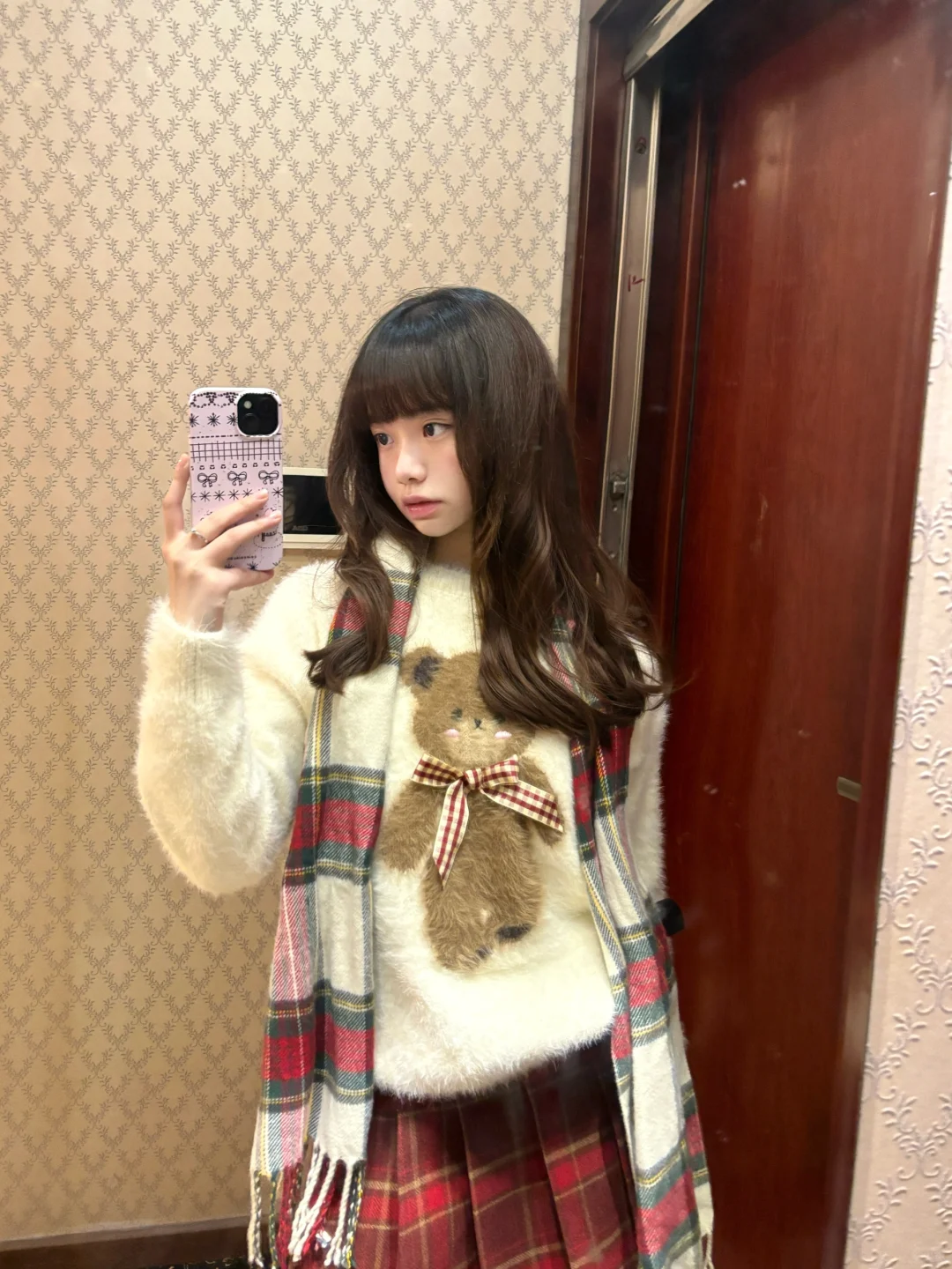 出现一下～红格裙女孩🍒🍓