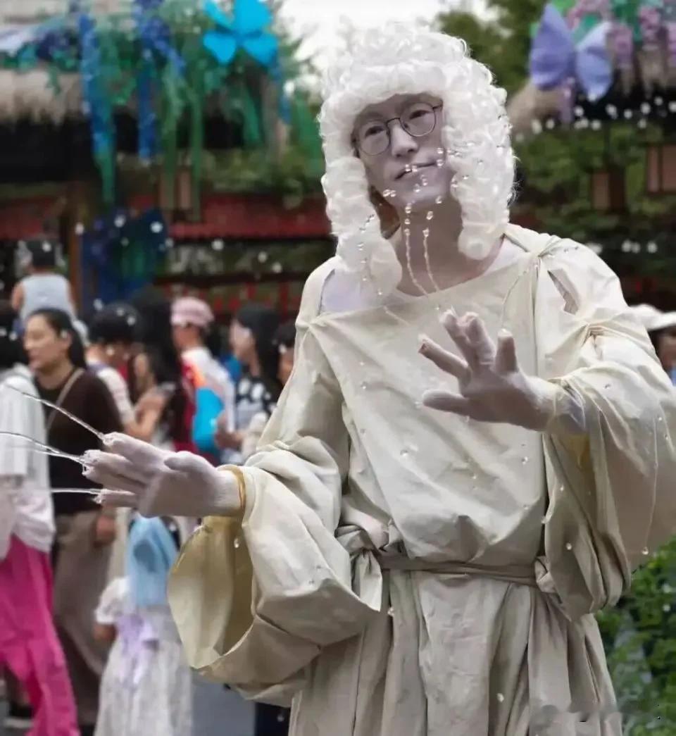 之前刷到婺女洲那个“活体喷泉”NPC的视频，差点当场投简历去顶岗，毕竟网传日结4