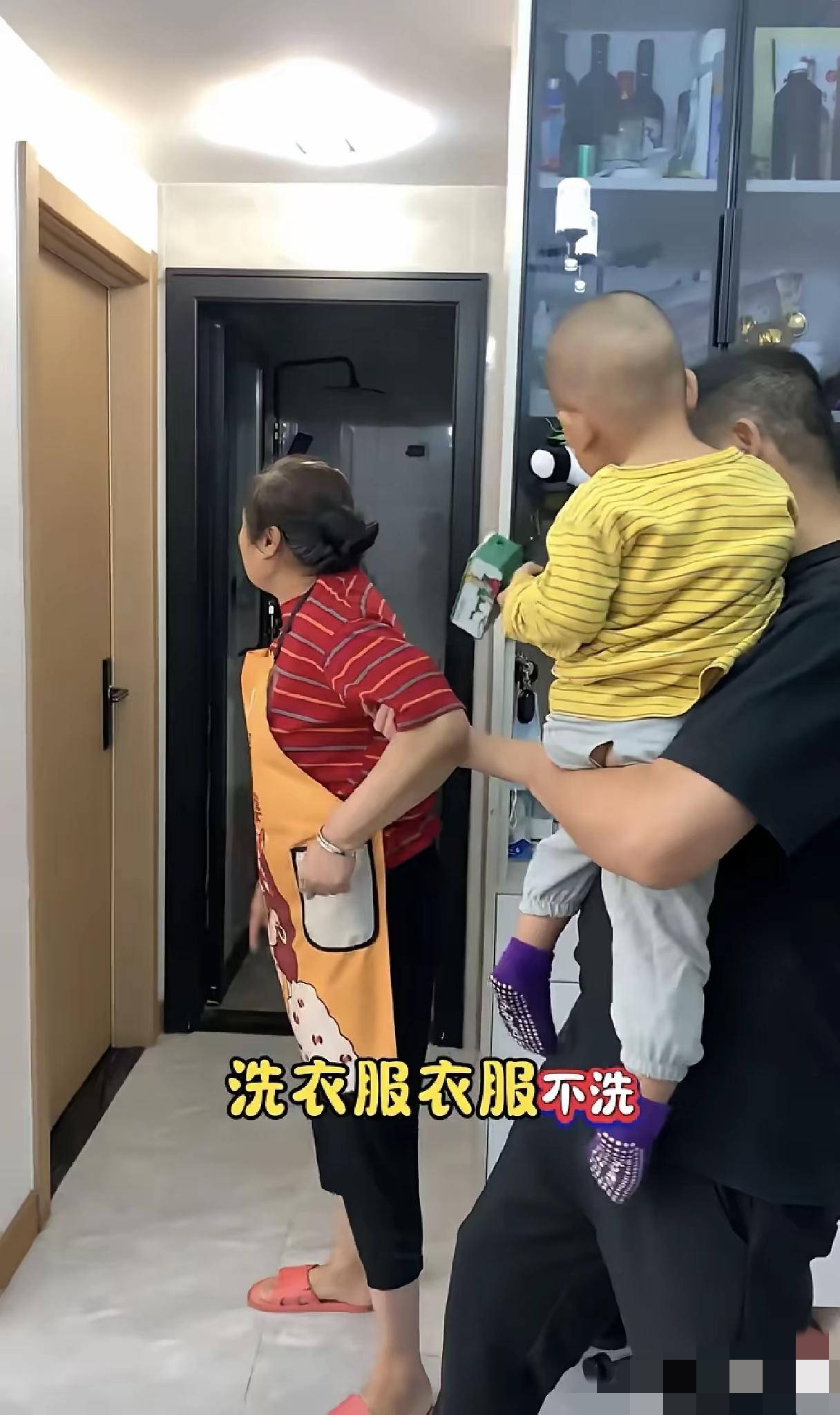 ​客厅里，婆婆指着儿媳妇房间大骂：“我不知道我儿子娶了个啥东西，饭饭不做，衣服衣