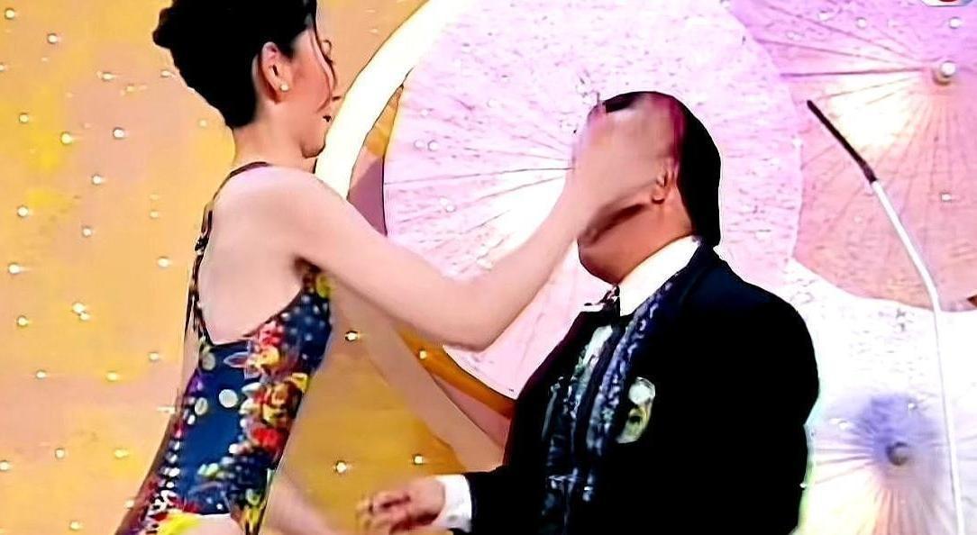 1995年，一个22岁的姑娘，在直播节目中当着全港观众的面，指着曾志伟开骂：“你