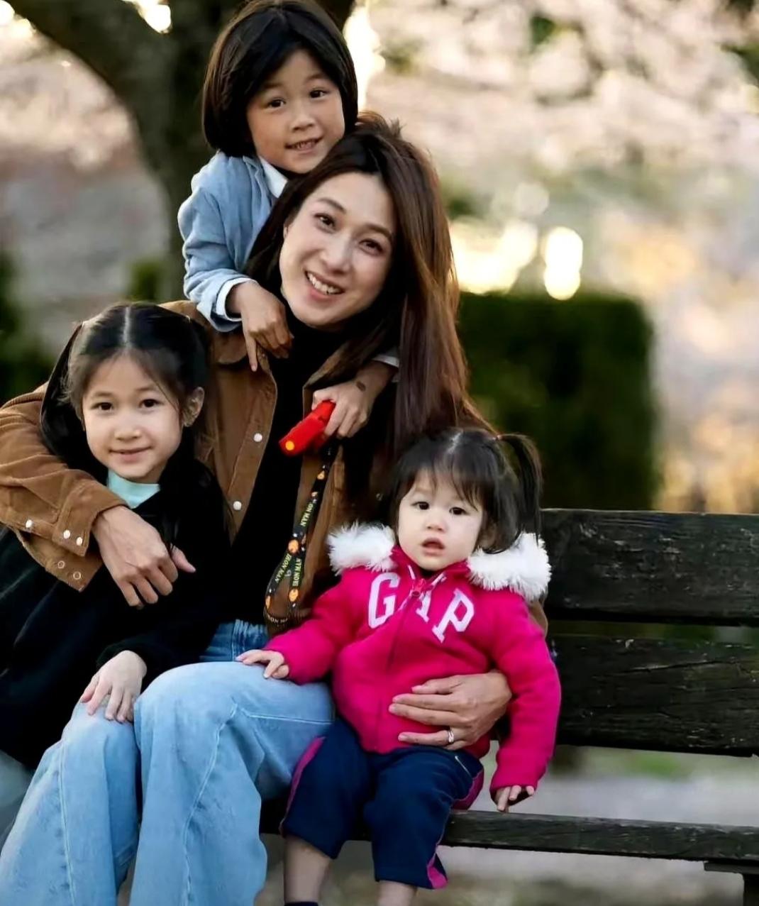 孩子跟谁，钱怎么分，钟嘉欣全摊在太阳底下。
她直接把婚前协议晒上网，就是告诉所有