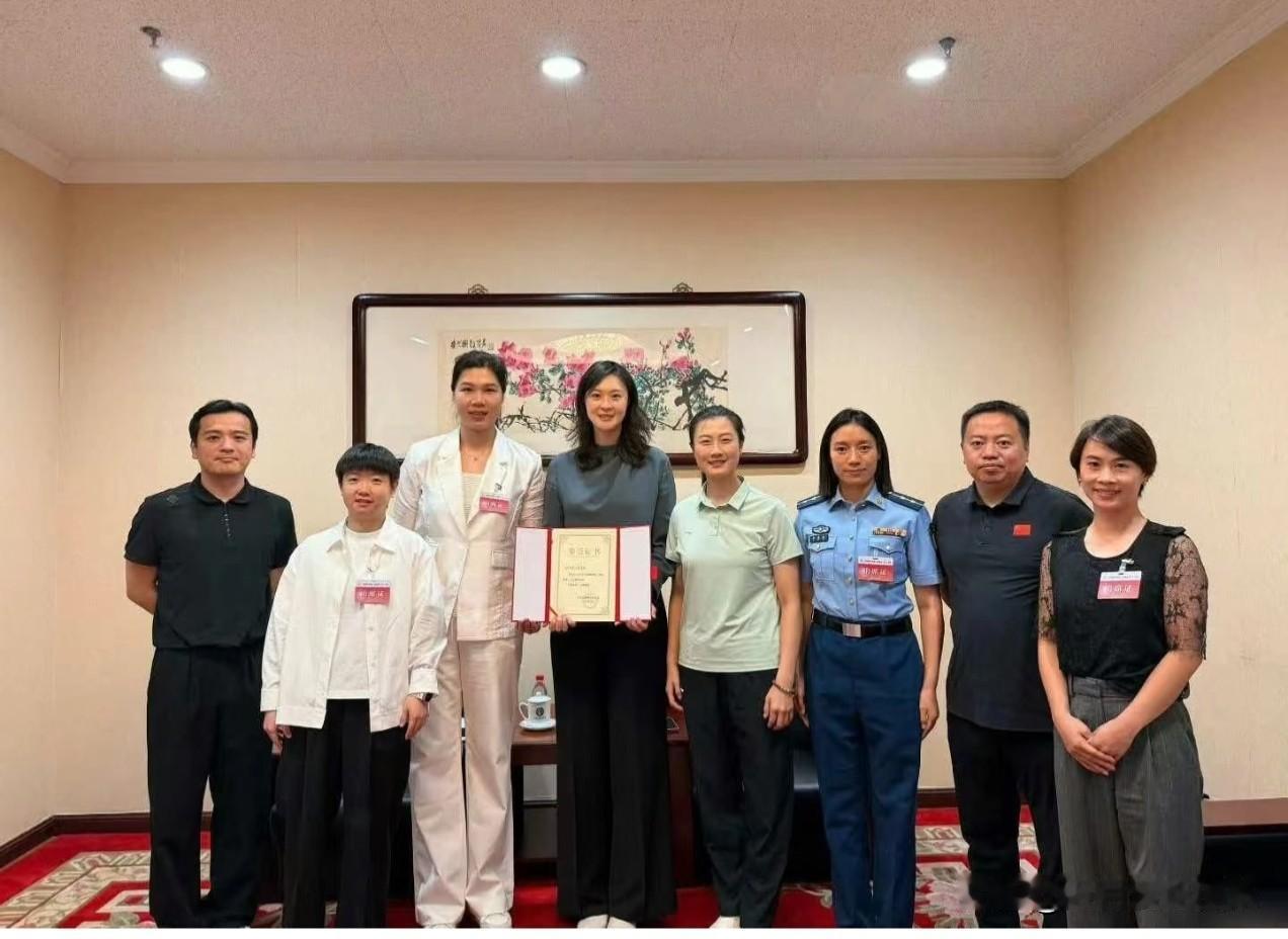 莎莎在一众青联委员中间，显得年纪很小。
但是运动在她身上留下的伤病影响是最严重的