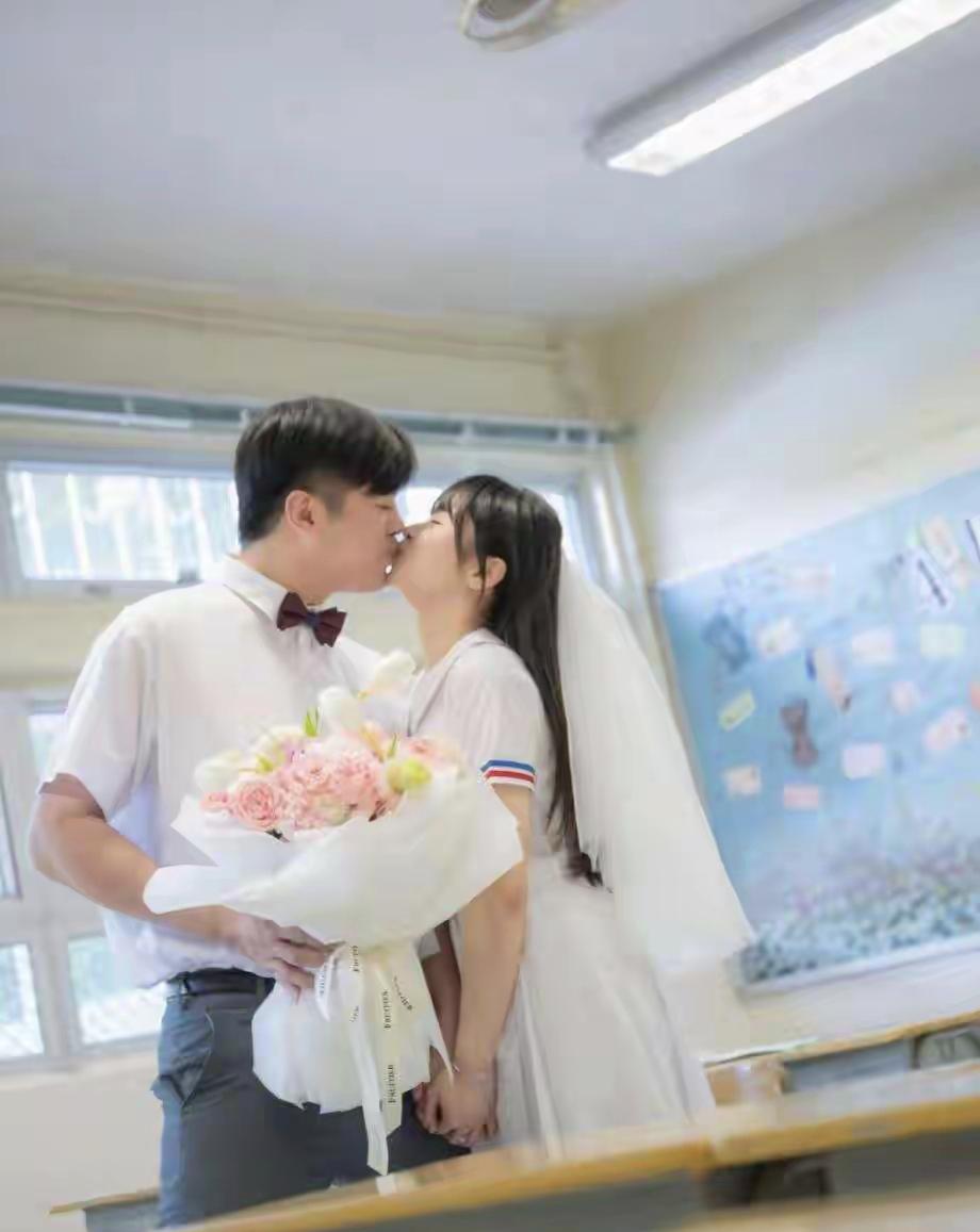 江华儿子真的很幸运，自己虽然是星二代，可是家里住的房子是租的，如今求婚女友，对方