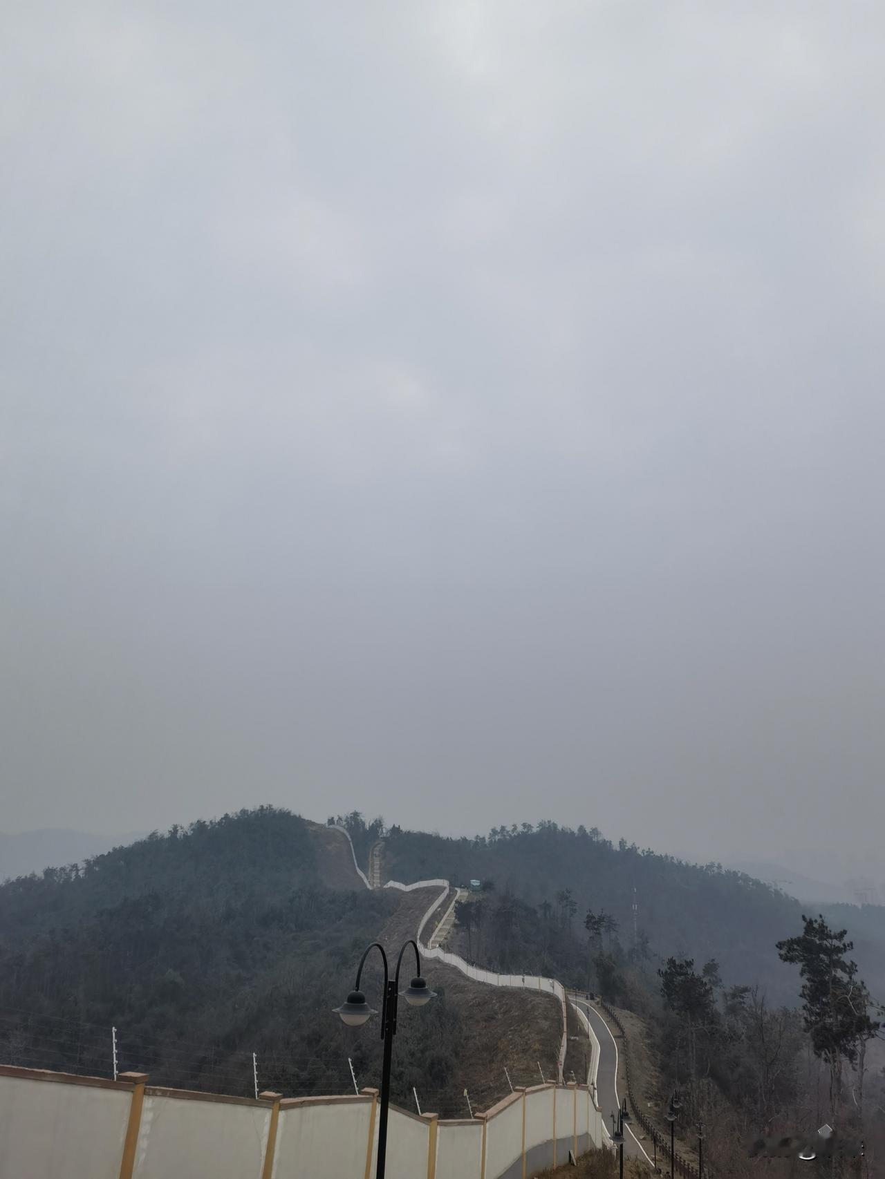 武汉的天气真的很魔幻吗？
对于已经习惯武汉生活的人来说还好呀。
武汉的特点就是冷