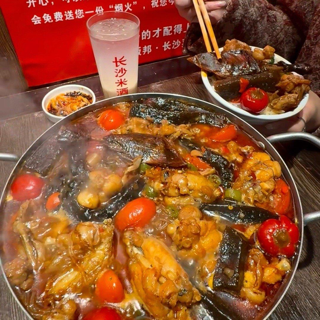 跟着本地老饕走准没错！犄角旮旯里的小店，烟火气裹着香味，排队再久都值得冲～ 