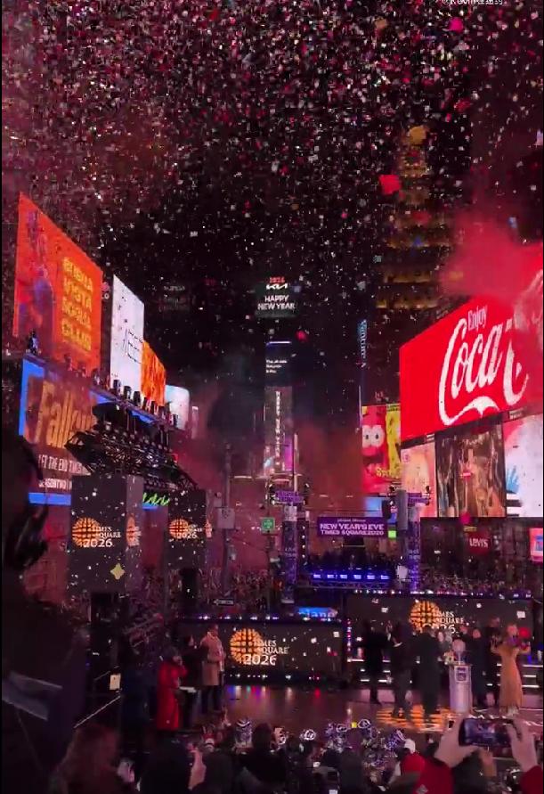 纽约时代广场的跨年仪式！

网友：这世界向来如此，少部分人喧嚣张扬，占尽了热闹；