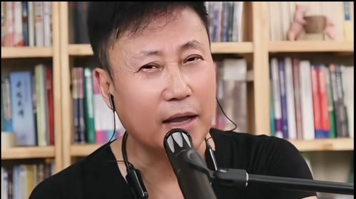 耿老师说自从有了小宝，媳妇贺老师的注意力就发生了转移，这让他十分失落。他说要是两