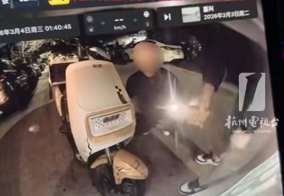 “人究竟可以善良到什么程度？”浙江杭州，外卖小哥凌晨追尾一辆汽车，恳求车主：“能