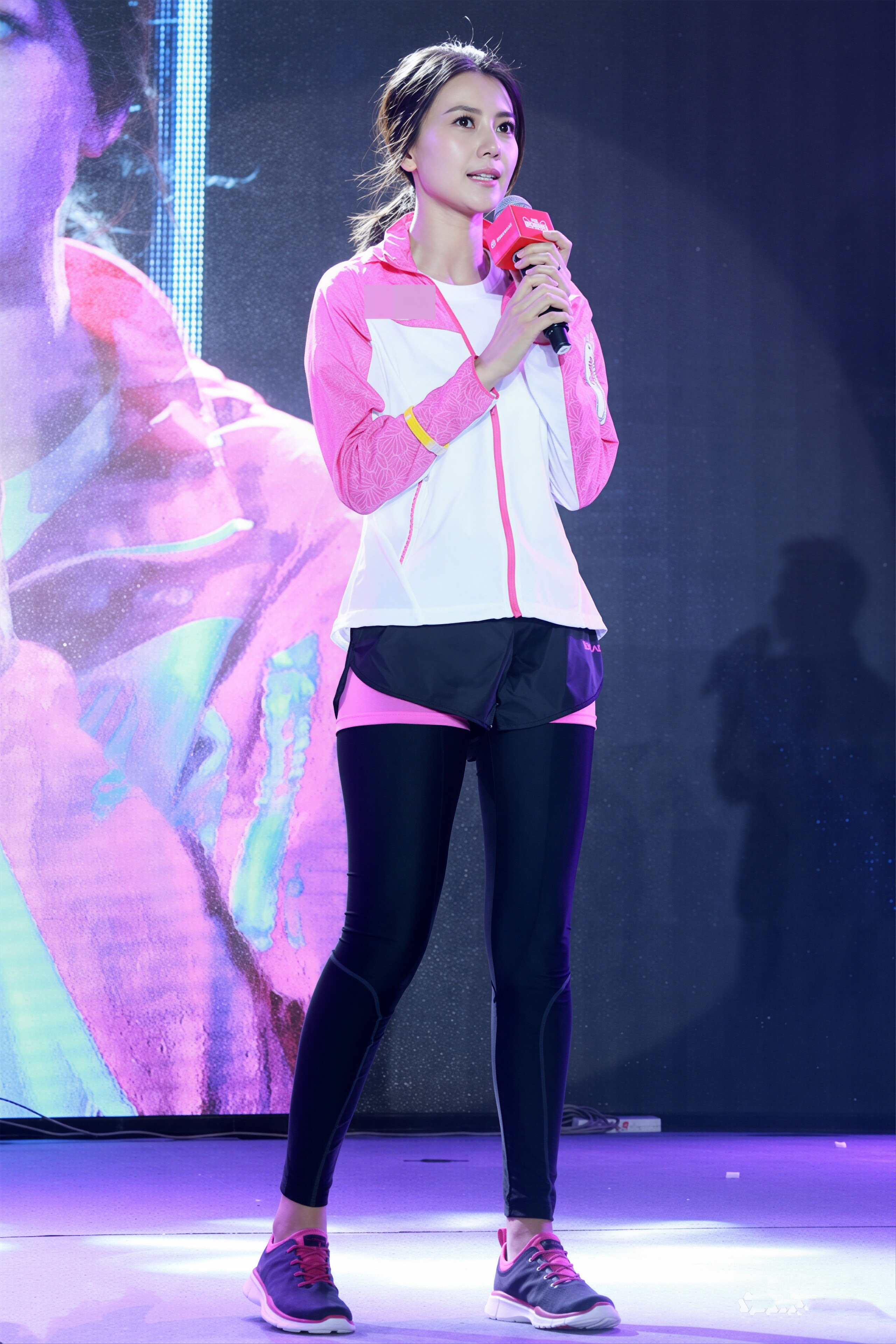 高圆圆 这身运动造型太有说服力了！坚持运动，从来不是为了卷身材，而是像她这样，用