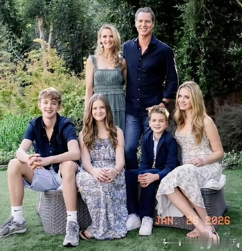 欧美精英家庭，
读好书，
不吸毒，
不纹身，
学遍数理化，
主流的都一样！
只有