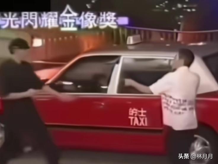 早期星爷打车去金像奖。
别的天王巨星都是名车豪车、保姆车接送，只有周星驰搭乘红色