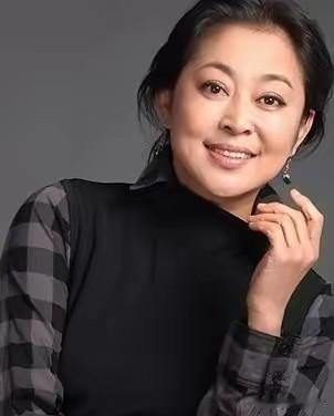 听过倪萍分享的一段往事，让人深有感触。
 
家里连同保姆一共5个人，之前每天只做