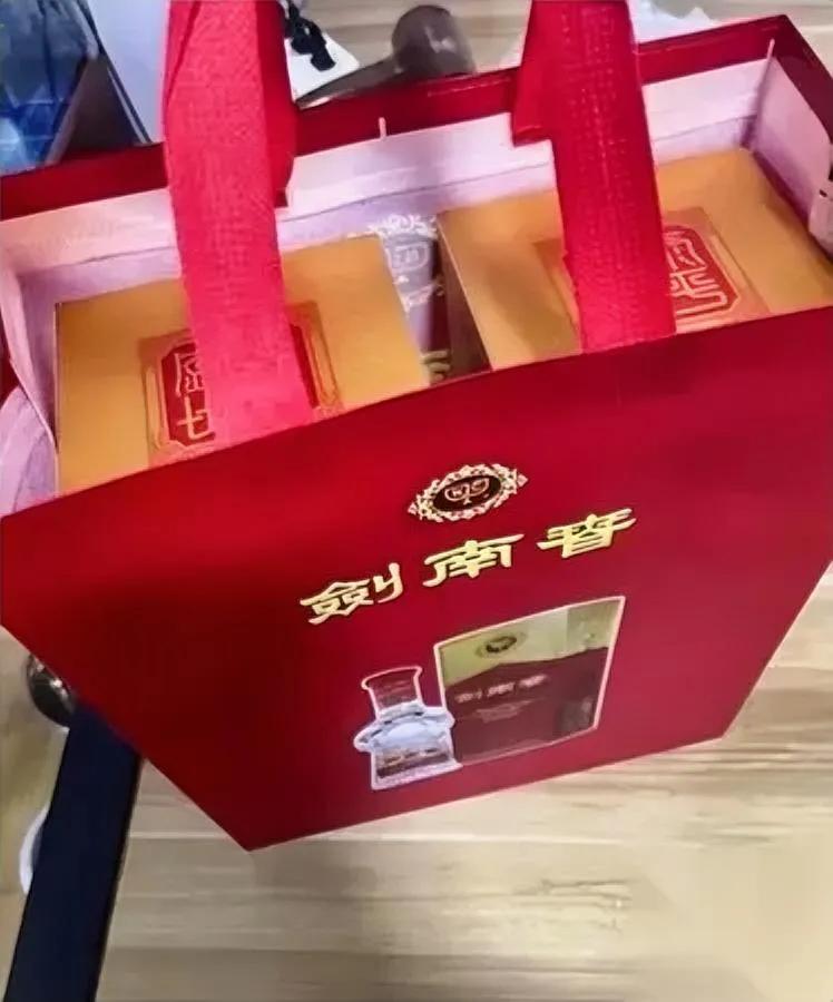 前年买房跟表哥借了10万

他连借条都没让写，说“你着急用就拿”

现在发了年终