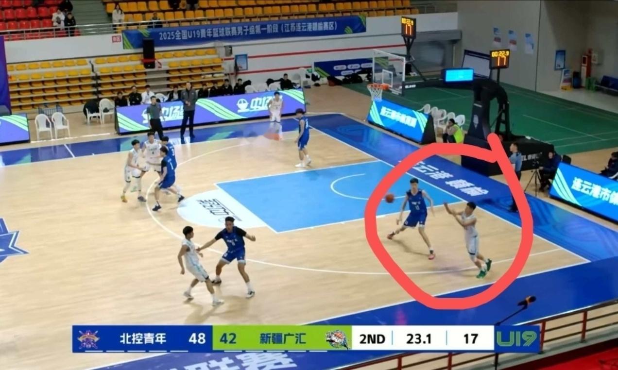 这杨庚霖指导有点东西啊，上任就开始模糊球员位置概念。今年U15的时候我就有感觉，