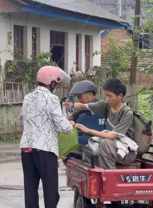 3岁妈走了，7岁爸走了。湖南常德18岁男孩左力，在伯伯家一住就是11年。刚高考完