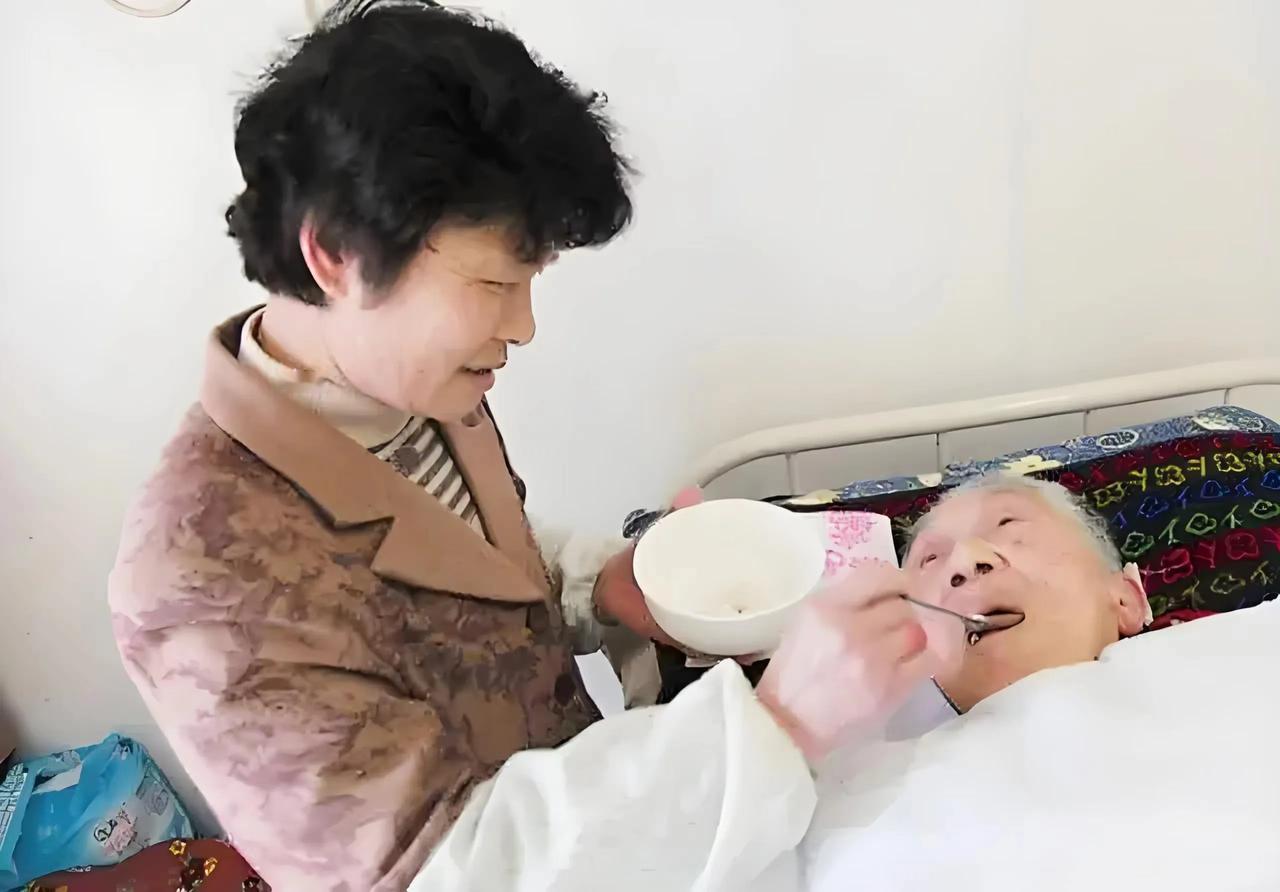 四川南充，女子去给父亲扫墓，仔细一看，发现墓碑上有3个姐姐和一个弟弟的名字，唯独
