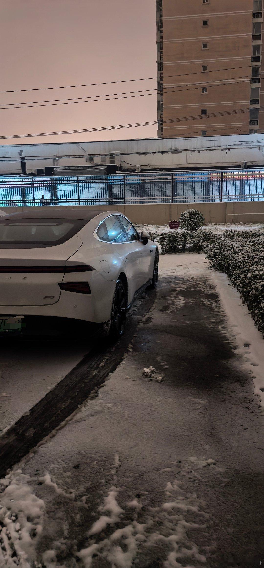 从机场出来就上了积雪路面，深踩一脚，果然停不住。怕机场T3出来高速收费站停不住，