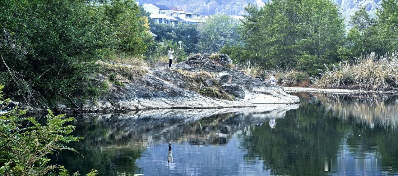 夏日里藏着超多温柔治愈瞬间：傍晚吹走燥热的晚风，咬一口冰镇清甜的西瓜，暴雨过后清
