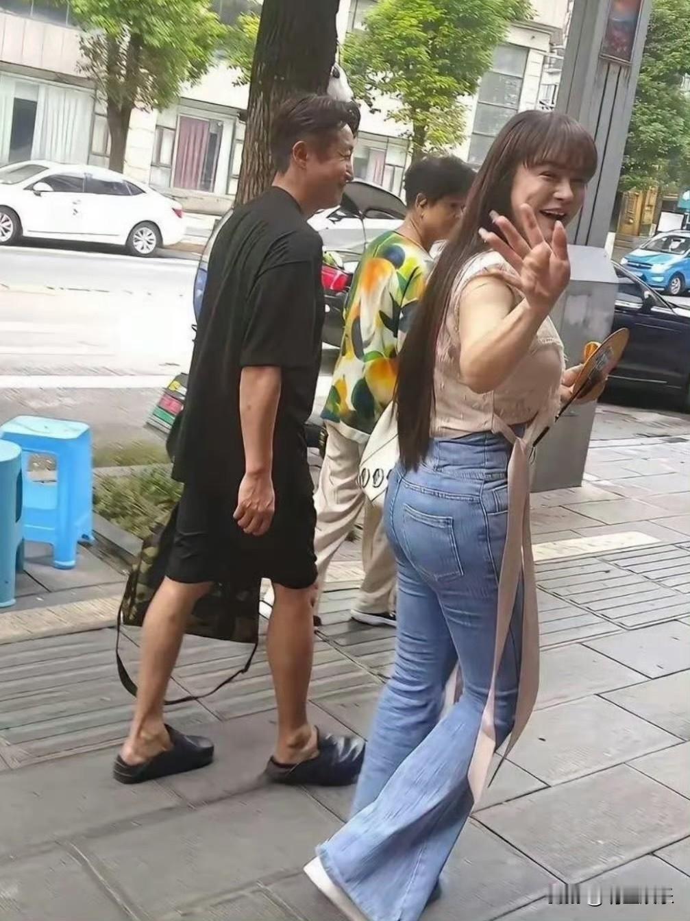 身材还是很好的
夫妻都拥有了两个亿，要是放银行，几辈子都花不完，没有经商的头脑，