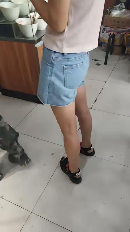 夏天穿这种休闲短裤去公共场合，商场，超市，绝对正常，更不影响市容，如果这种短裤不