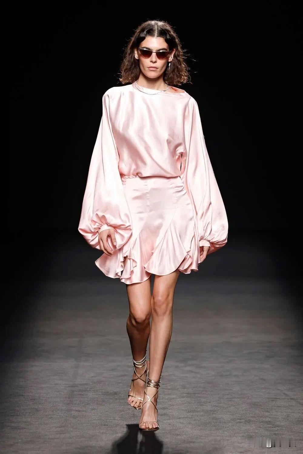 时尚那点事｜穿搭的乐趣
2026春夏时尚潮流荟萃

好的穿搭，是无声的自我介绍