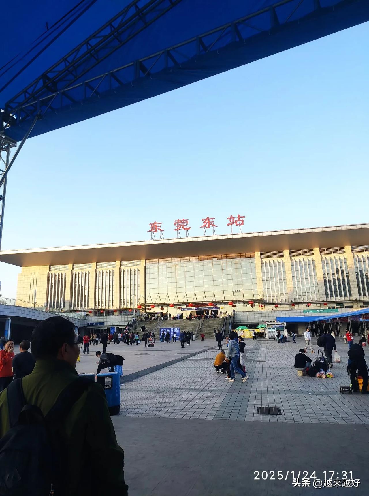 刚刚，接到久未联系的小舅舅的电话，开口就问我过年回家了没有。
我说没有买到火车票