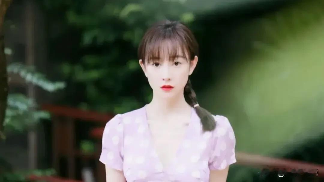 在近期关于新晋花旦张婉莹与制片人于正签约的风波中，我们再次见证了网络舆论的双重性