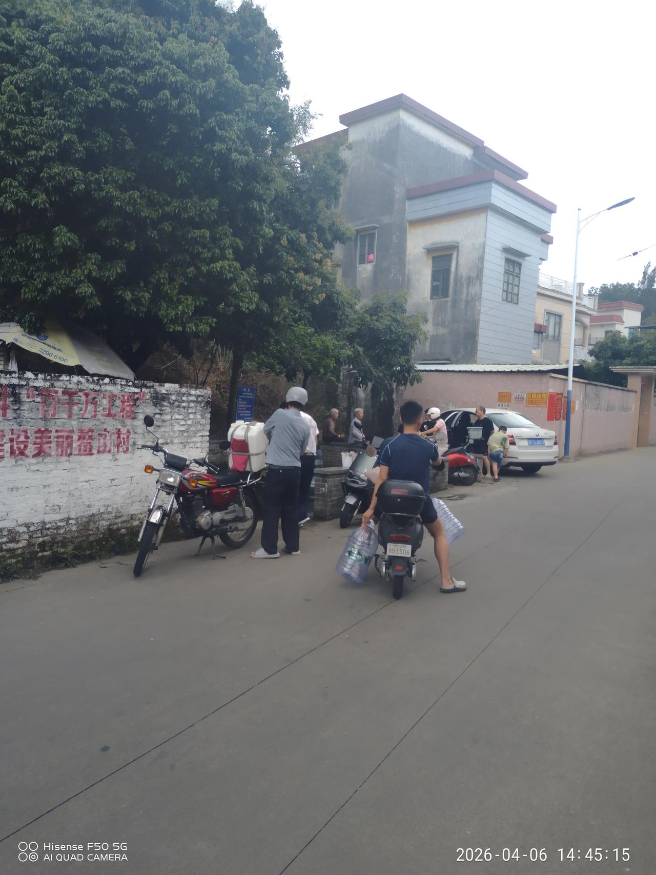昨天骑自行车出去转了一圈，路过黄圃公园山脚下，看到很多人在装井水，源源不断的很多