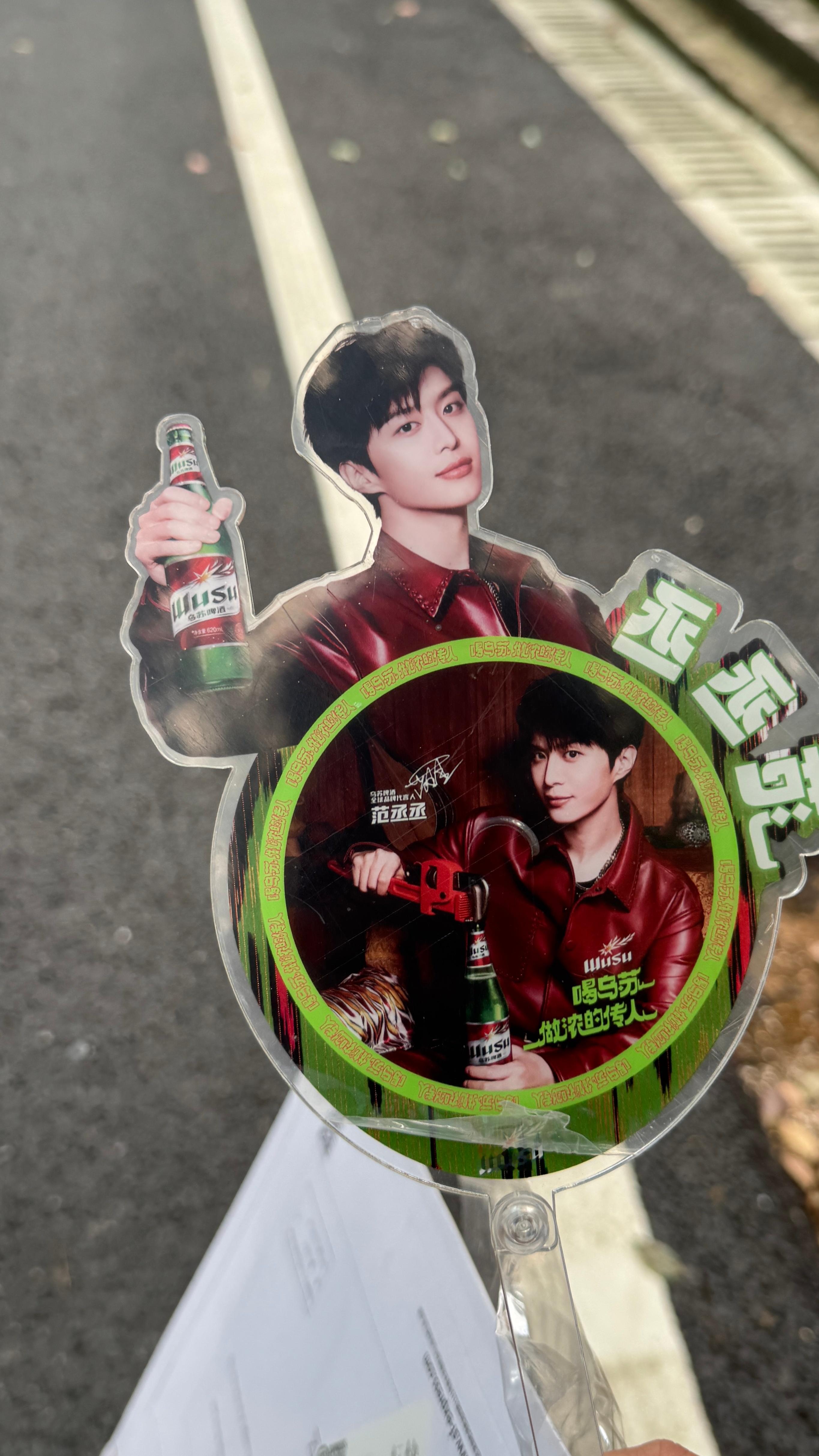 5月份中的周边现在才拿到哈哈哈哈竟然是个镜子 ​​​