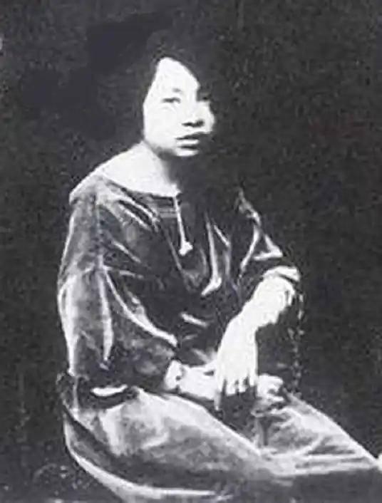 1943年，一17岁的中国少女被抓进了纳粹集中营，突然，德国士兵在少女的身上发现