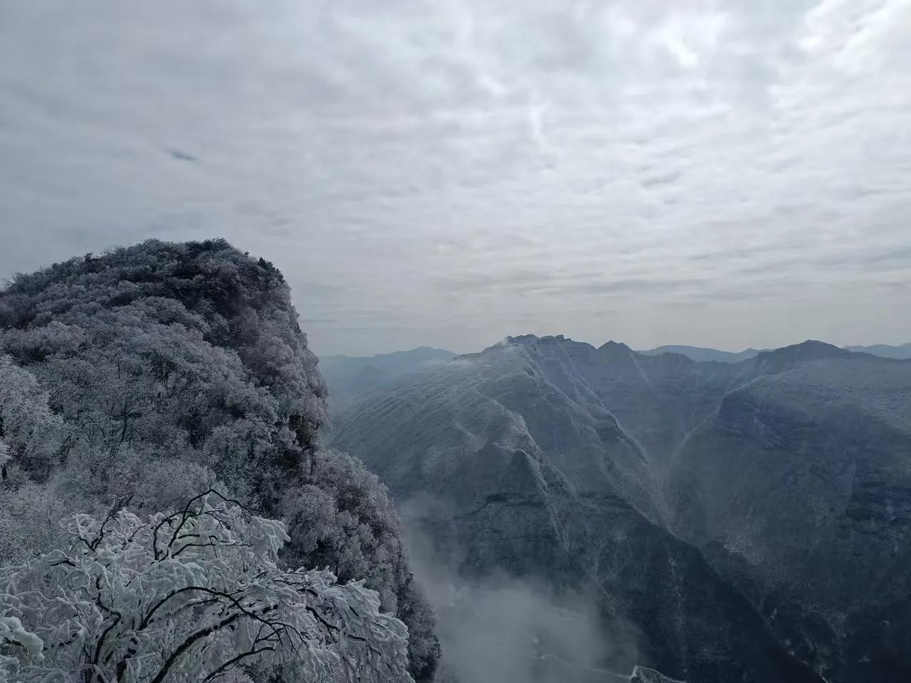 人生，是一场无法预知终点与沿途风景的漫长旅程。在这条蜿蜒曲折的道路上，我们怀揣着