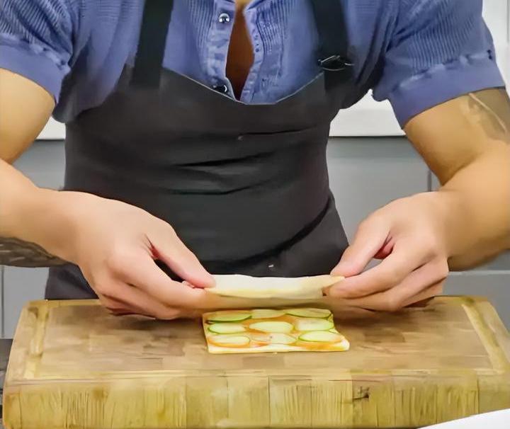 厚度5.12毫米的三明治，挑战尼斯世界纪录成功了。
搞不懂这个挑战的难度在哪？切