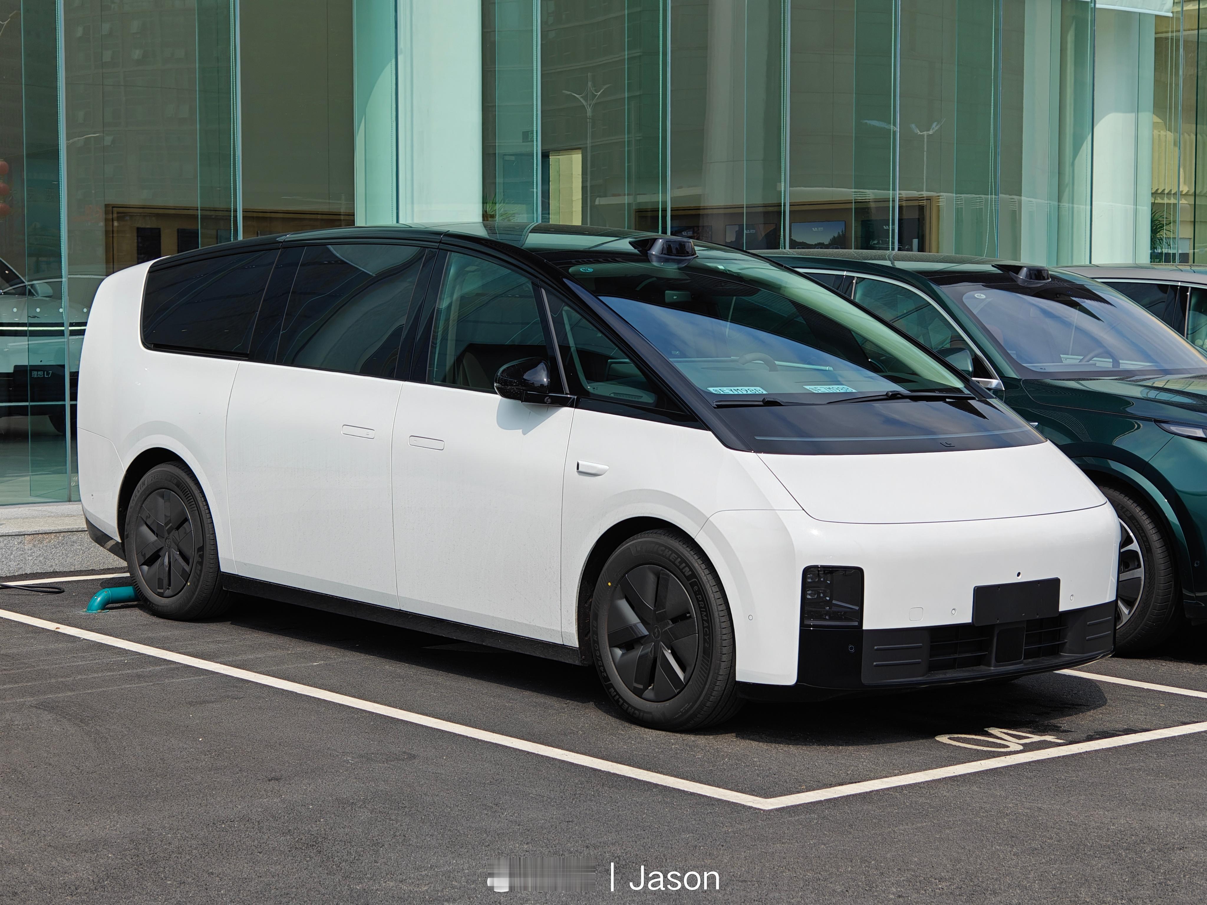 白色 MEGA 挺好看的。 ​​​